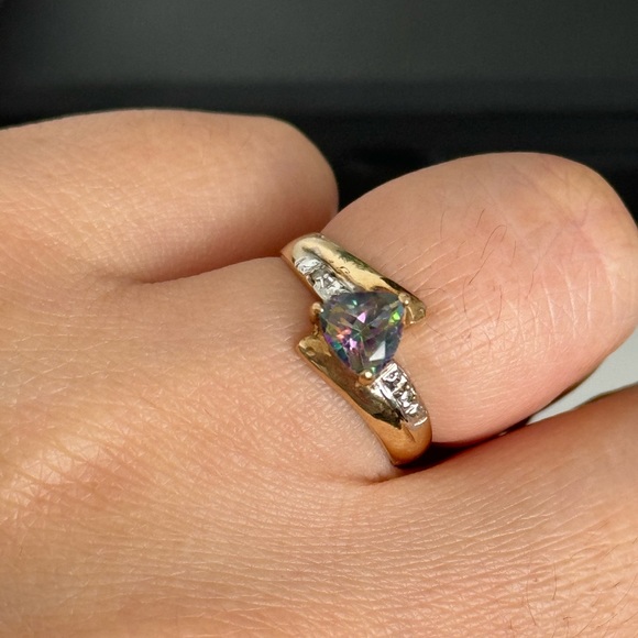 10k gold ring with majestic triangular shap - Picture 6 of 8